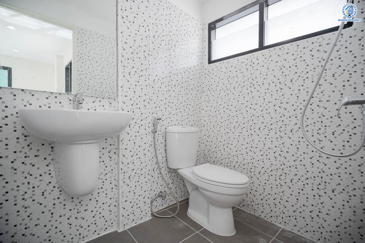 บ้านมือสองตกแต่งใหม่ ทาวน์เฮ้าส์ทำเลโซนเมือง! โครงการ เกร็ดแก้วการ์เด้น รัตนาธิเบศร์ ที่สุดของความคุ้ม! เนื้อที่ 32 ตร.ว. ฟังก์ชันระดับบ้านเดี่ยว 3 ห้องนอน 3 ห้องน้ำ 2 ที่จอดรถ ใกล้ทางด่วน "งามวงศ์วาน" และรถไฟฟ้าสายสีม่วง "สถานีบางกระสอ"